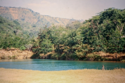 Stausee oberhalb von Ndanda. Im Hintergrund ist der Hang zum Makonde-Plateau sichtbar.